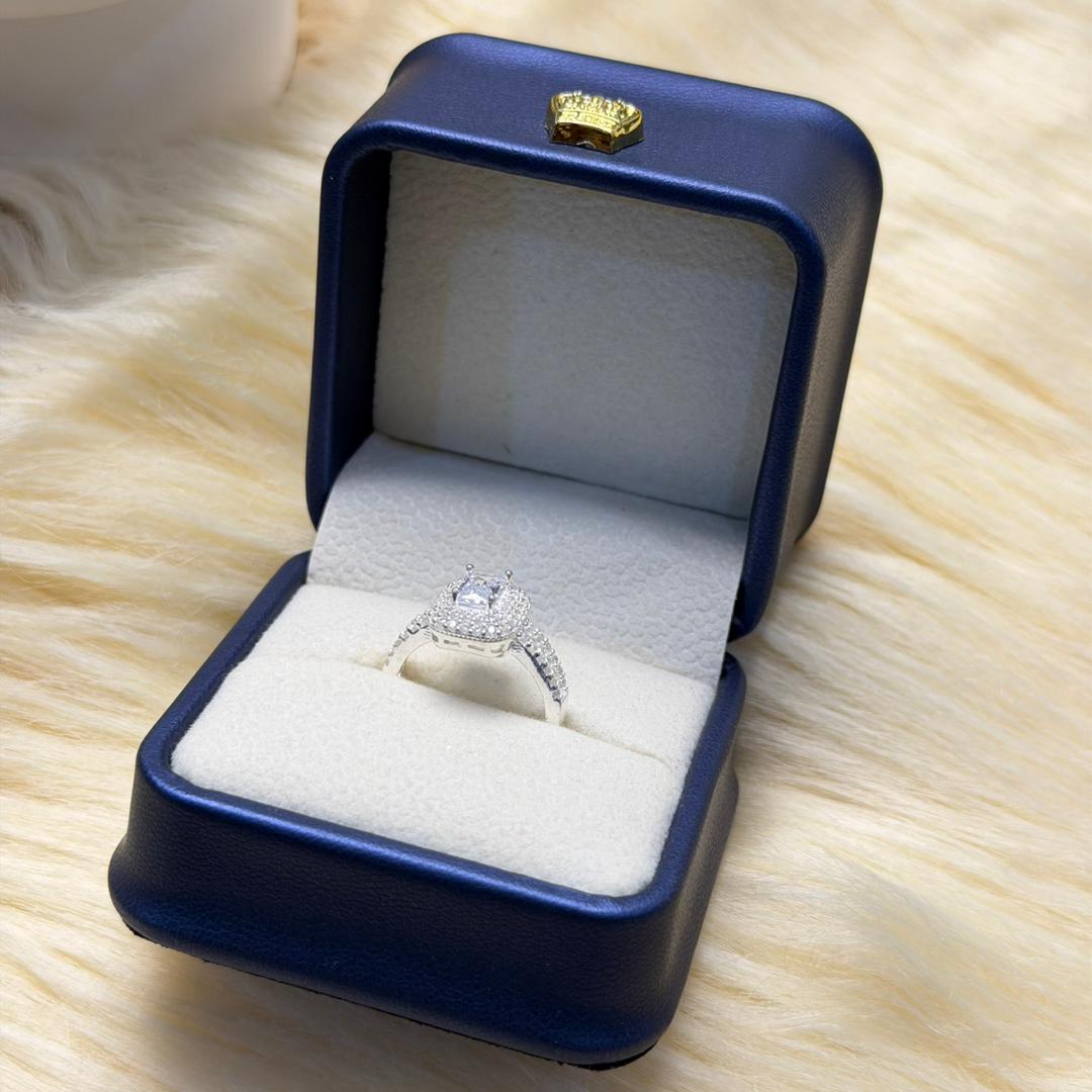 Bague solitaire en écrin bleu style luxe
